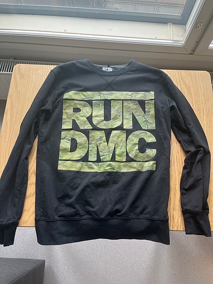 RUN D.M.C Collegepaita Mister Tee Musta Koko M