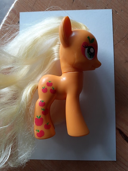 My Little Pony Applejack -leluponi oranssi vaaleat harjat
