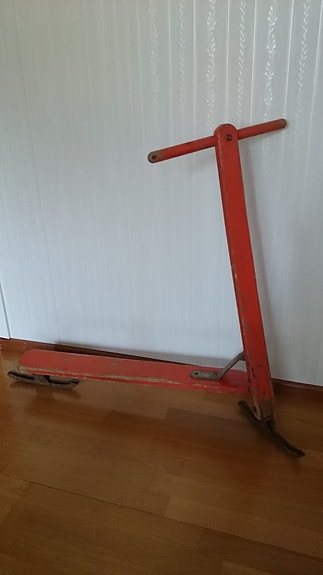 Vanha puinen potkulauta metallijalaksilla