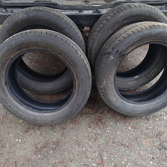 Uudehkot kesärenkaat 215/60 17" 7mm pintaa