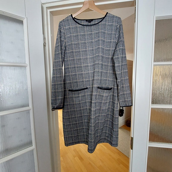 Pitkähihainen mekko