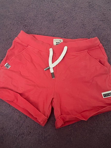 Punaiset shortsit