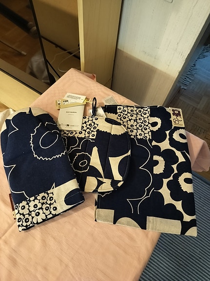 Marimekko kollaasi keittiösetti. Pyyhe, patalappu ja-kinnas