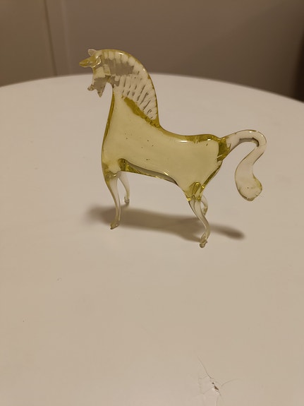 Keltainen pieni hevonen murano-lasia