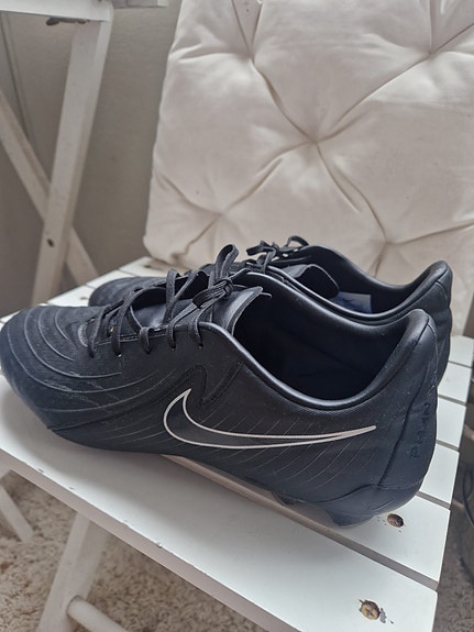 Nike jalkapallokengät koko 43 musta