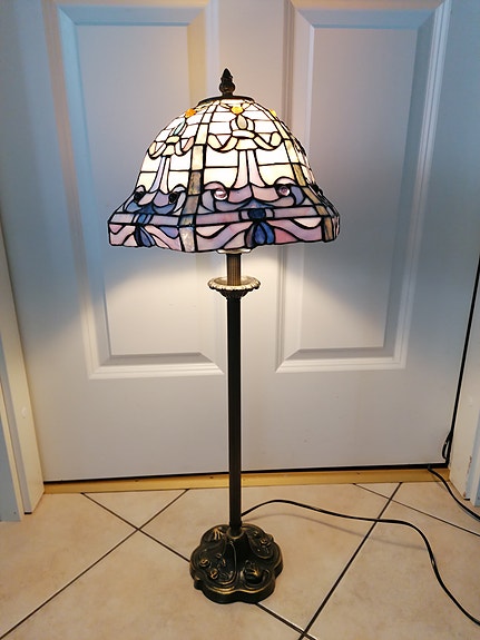 Tiffany-tyylinen pöytävalaisin