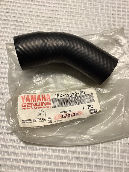 1FK-12578-00 jähdyttimen letku YAMAHA V-Max 1200