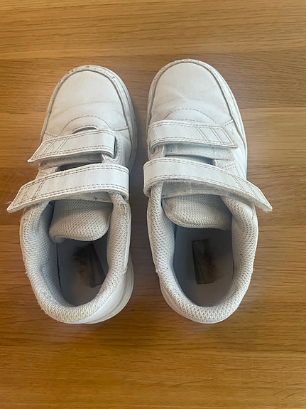 Adidas lenkkarit 29
