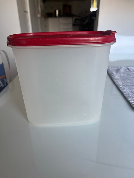 Tupperware mahtuva säilytysrasia muovi punainen kansi