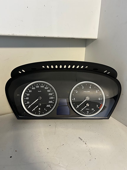 BMW 523i automaatin mittaristo