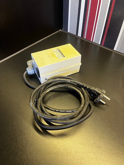 Muuntaja 230/110 V 50 VA adapteri