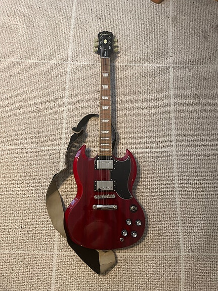 Epiphone SG PRO sähkökitarat punainen kantolaukulla ja pienellä vahvistimella