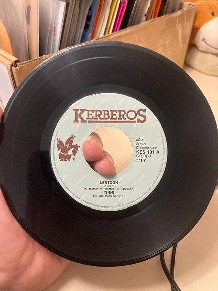 Tinni  7" vinyylilevy Lentoon / Bussilla Turkuun VG