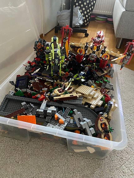 Suuri Laatikollinen Legoja