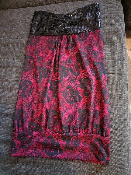 Musta punainen toppi