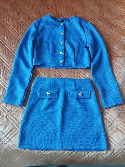 Naisten puku hameella