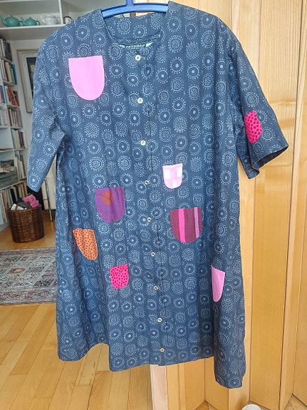 Iloinen mekko