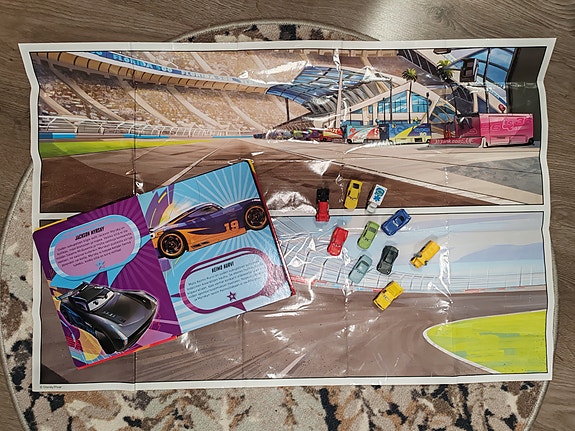 Disney cars kirja / leikkisetti