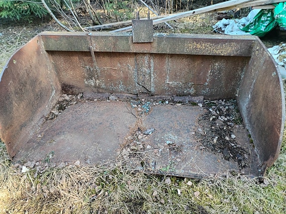 Traktorin takakauha teräs