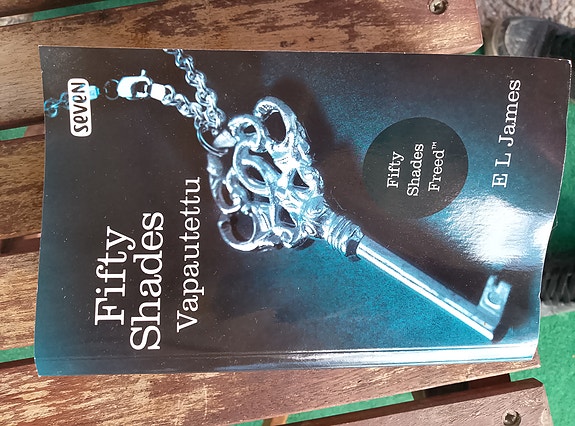 E. L. James Fifty Shades Vapautettu pokkari
