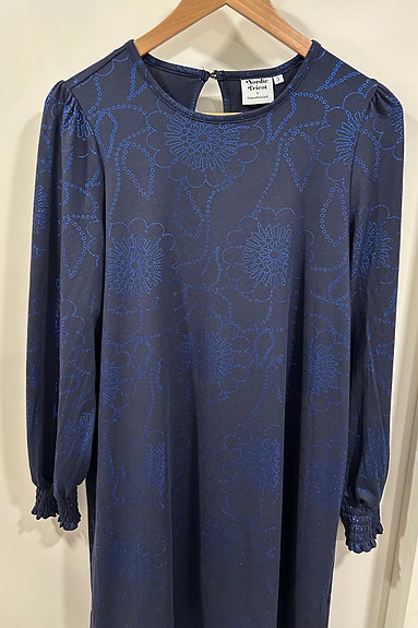 Uudenveroinen Nordic Tricot by Ivana Helsinki Paulakukka-mekko S