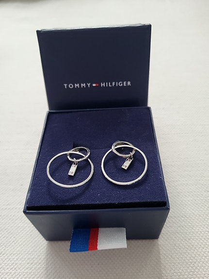 Tommy Hilfiger korvakorut