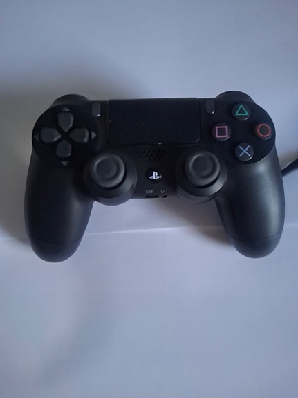 PS4 Slim + 2 ohjainta + 4 peliä
