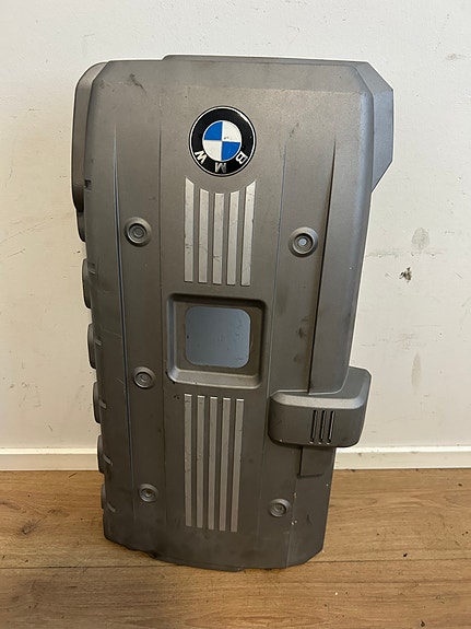 BMW 523i E60/61 moottorinpäällismuovi