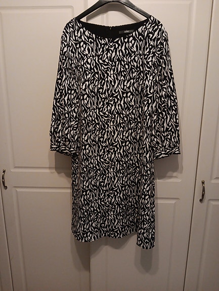 Esprit mekko, koko 40. Kerran käytetty, musta- valkoinen.
