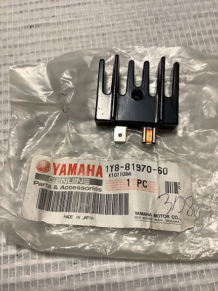 1Y8-81970-60 Tasasuuntaaja YAMAHA Viking 540,FZR1000,TDM850,ym.
