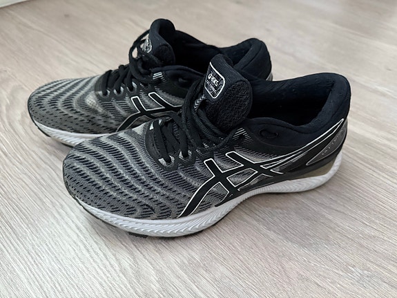 Asics Nimbus juoksukengät koko 42 ( 40-41) musta/harmaa