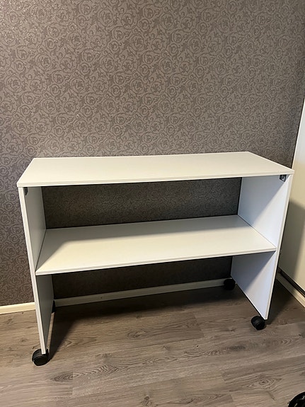 Pieni pöytä / hylly pyörillä