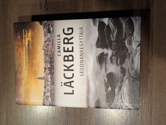 Camilla Läckberg Leijonankesyttäjä-kirja