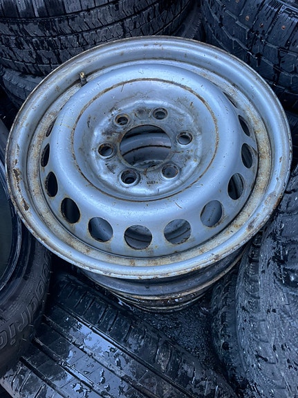 16” hyväkuntoiset M-B Sprinterin teräsvanteet, jako 6x130, kr. 84,1.