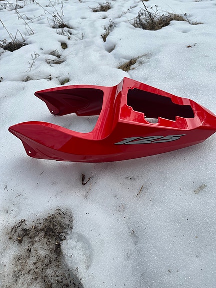 Rieju RS2 125 takakate punainen muovi