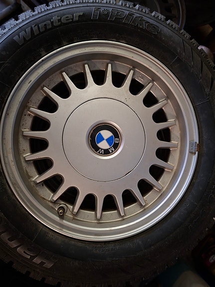 Hankook talvirenkaat 205/65-15 BMW aluvanteilla