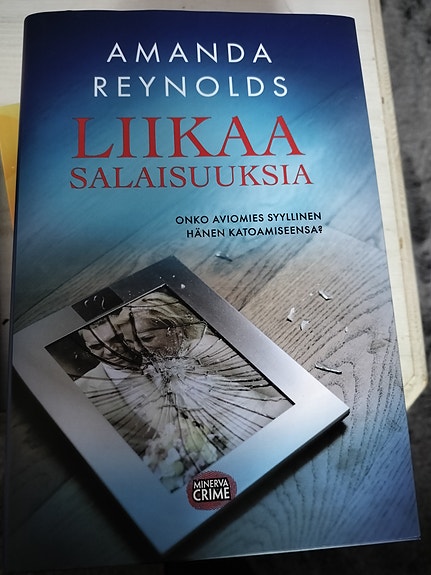 Reynolds Liikaa salaisuuksia kirja
