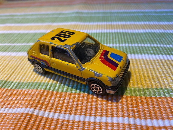 Vanha Majorette Peugeot 205 GTI keltainen kilpuri