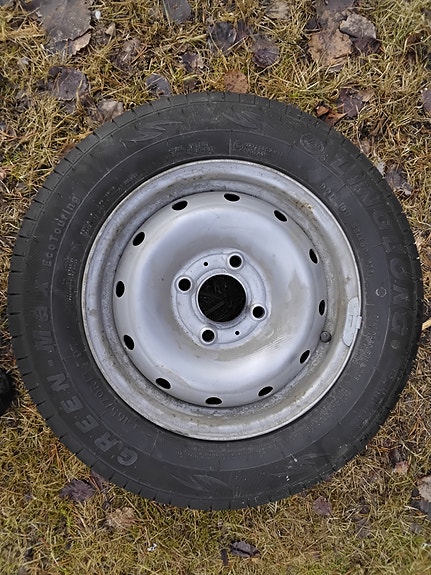 Kesärenkaat 13" peugeot 203 vanteilla.