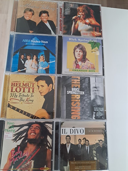 Sekalainen CD-levykokoelma aikuisten ja lasten musiikkia