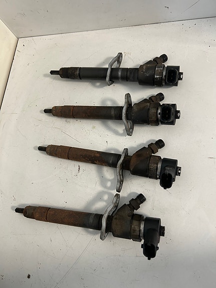 Volvo 2.4D moottorin suuttimia 4kpl