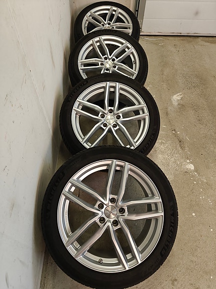 8x18" Dezent TR alumiinivanteet Michelinin renkailla