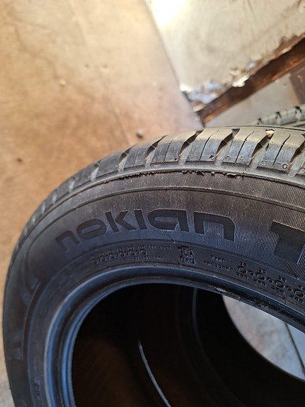 Hyvät Nokian renkaat 185/65 14 pintaa molemmissa 5 mm