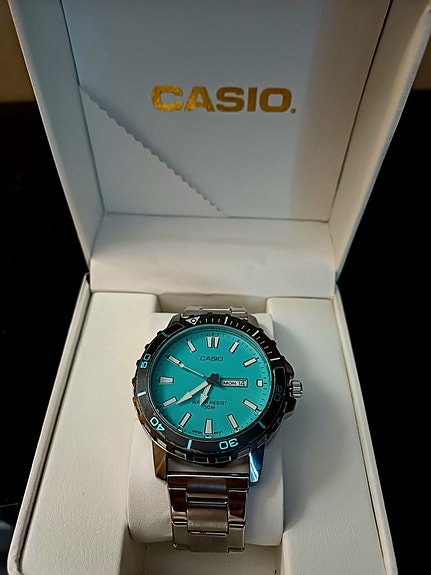 Casio miesten rannekello turkoosilla taululla ja metallirannekkeella