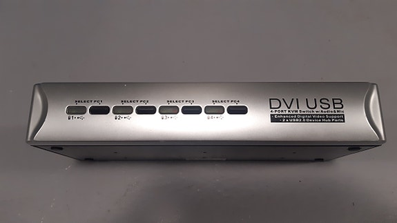 4-porttinen USB DVI KVM kaapeleineen