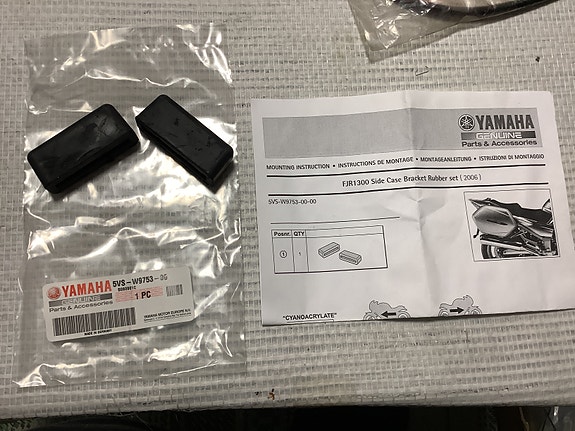 5VS-W9753-00 sivulaukun kumisarja YAMAHA FJR 1300,FZ1,TDM900