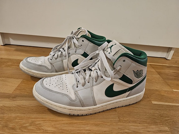 Nike Air Jordan 1 Mid korkeavartiset tennarit, koko 40,5