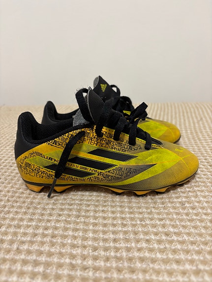Lasten Adidas jalkapallokengät, koko 30