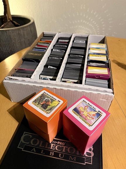 Magic: The Gathering 2500+ kortin kokoelma ja säilytyslaatikot