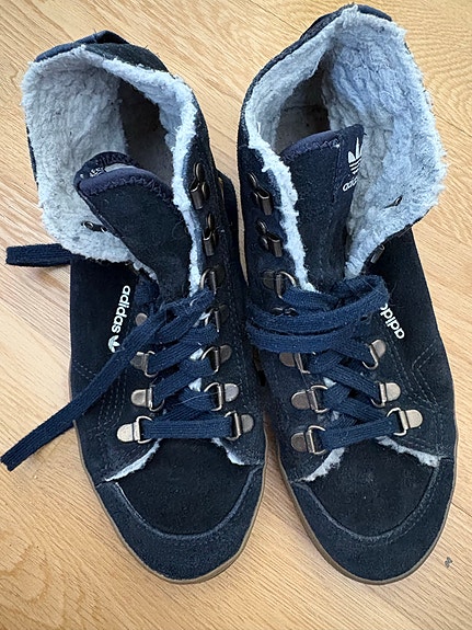 Adidas talvitennarit musta
